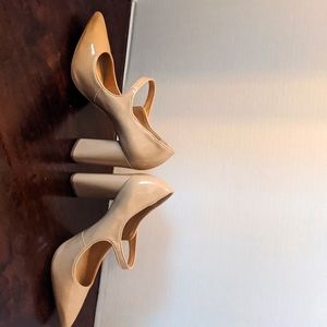 Gianni Bini nude patent leather heels